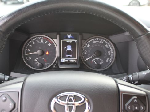 Used 2021 Toyota Tacoma TRD Off-Road image 18