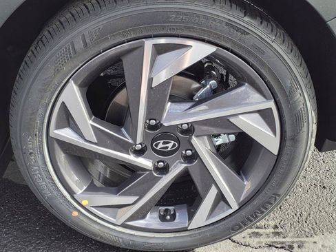 Used 2025 Hyundai Elantra Limited FWD image 4