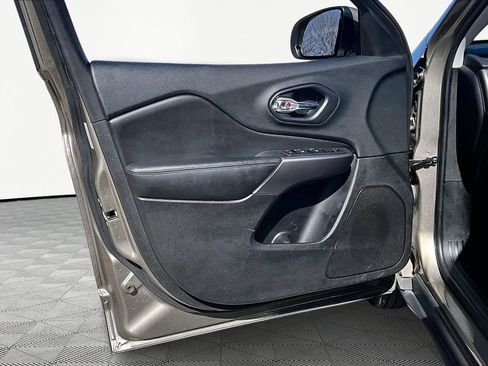 Used 2019 Jeep Cherokee Latitude w/ Cold Weather Group image 23