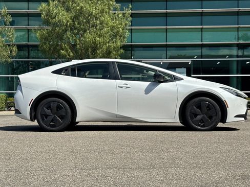 Used 2025 Toyota Prius LE FWD image 3
