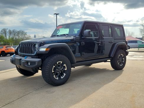 Used 2025 Jeep Wrangler Unlimited Rubicon 4xe w/ Convenience Group AWD/4WD image 2