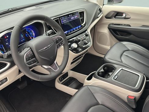 Used 2023 Chrysler Pacifica Touring-L FWD image 12