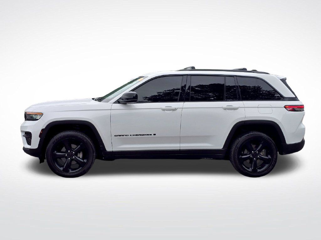 Used 2024 Jeep Grand Cherokee Altitude RWD image 14