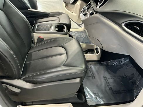 Used 2024 Chrysler Pacifica Touring-L image 8