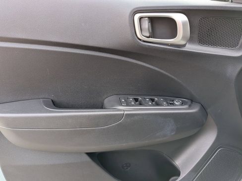 Used 2025 Hyundai Venue SEL FWD image 11