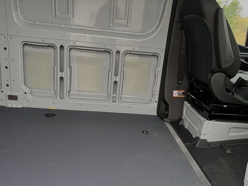 Used 2024 Mercedes-Benz Sprinter 2500 image 11