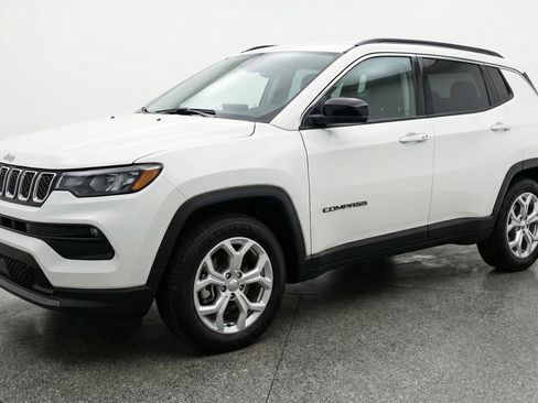 Used 2025 Jeep Compass Latitude image 3