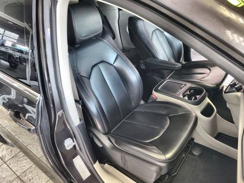 Used 2023 Chrysler Pacifica Touring-L FWD image 25