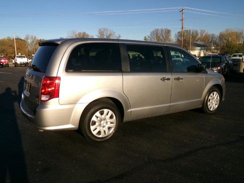 Used 2019 Dodge Grand Caravan SE w/ UConnect Hands-Free Group image 3