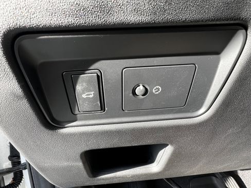 Used 2023 Land Rover Discovery S image 15