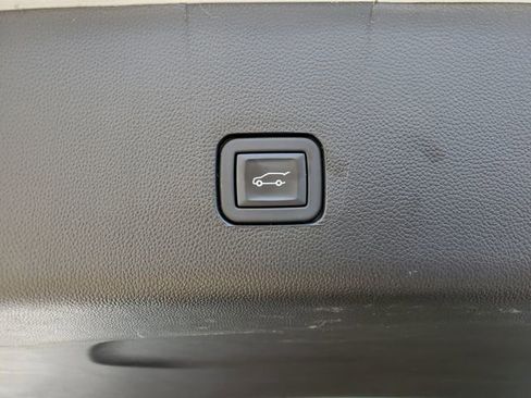 Used 2023 Chevrolet Traverse LT FWD image 11