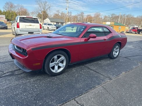 Used 2013 Dodge Challenger SXT image 2