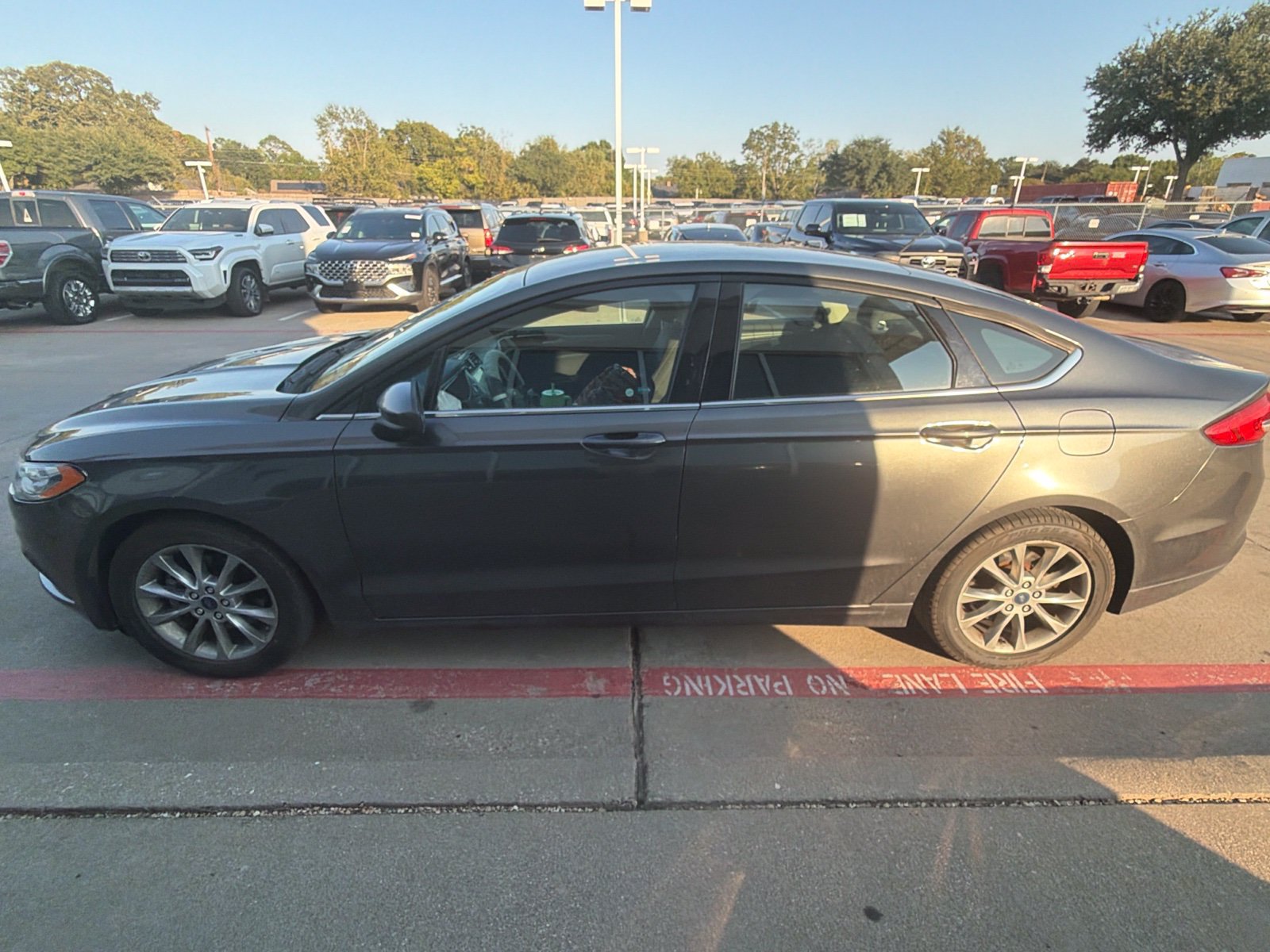Used 2017 Ford Fusion SE w/ Fusion SE Technology Package FWD image 5