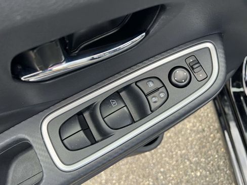 Certified 2025 Nissan Versa SR image 17