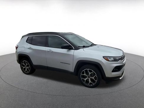 Used 2025 Jeep Compass Limited AWD/4WD image 2