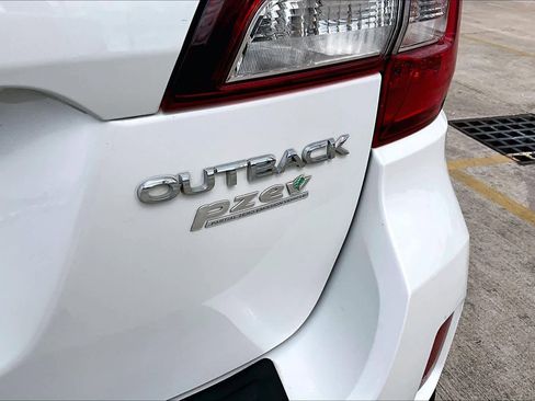 Used 2017 Subaru Outback 2.5i Premium image 10