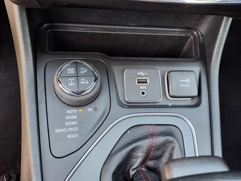 Used 2022 Jeep Cherokee Trailhawk w/ Comfort/Convenience Group AWD/4WD image 17