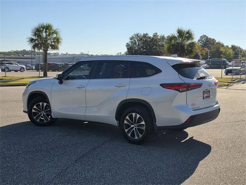 Used 2023 Toyota Highlander XLE image 4