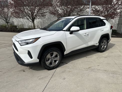Certified 2023 Toyota RAV4 LE AWD/4WD image 3