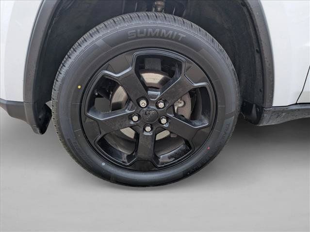 Used 2019 Jeep Grand Cherokee Laredo AWD/4WD image 24