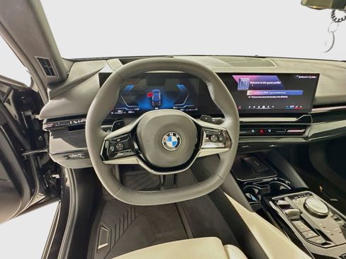 Used 2025 BMW 530i w/ Premium Package RWD image 12
