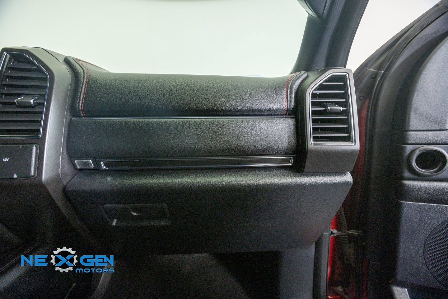 Used 2019 Ford Expedition Limited w/ Equipment Group 303A AWD/4WD image 10
