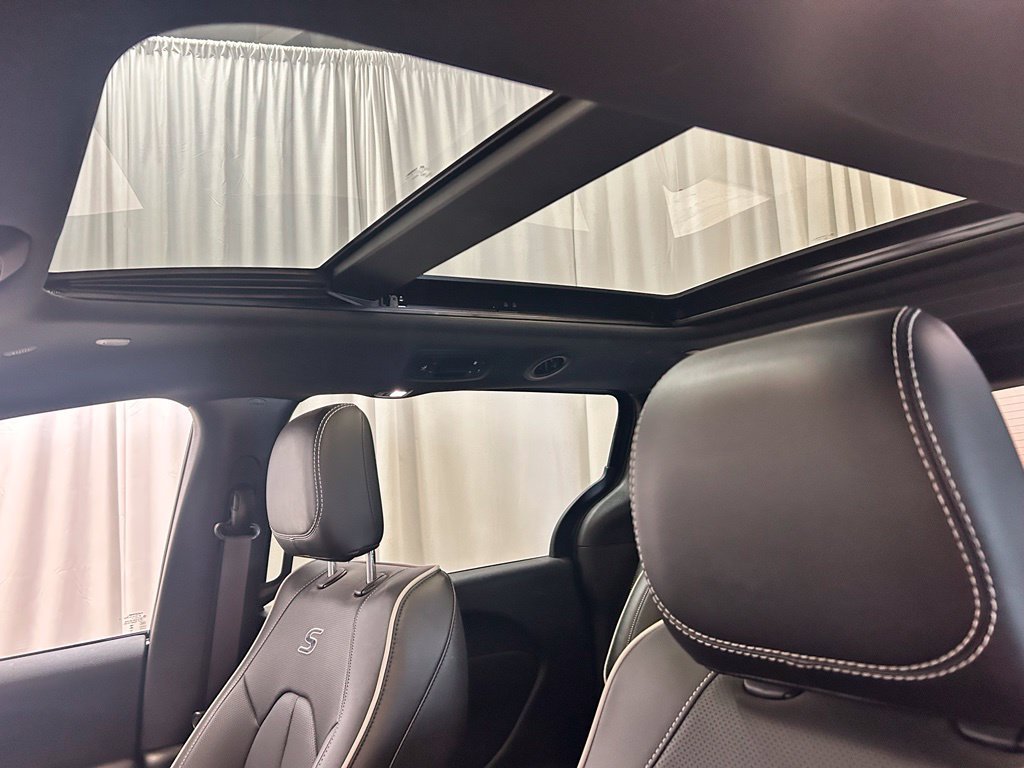 Used 2025 Chrysler Pacifica Premium FWD image 23