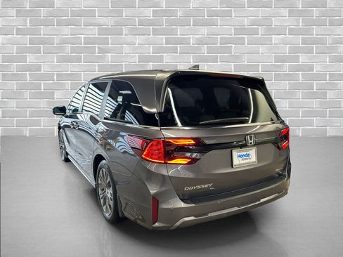 New 2026 Honda Odyssey Touring image 3