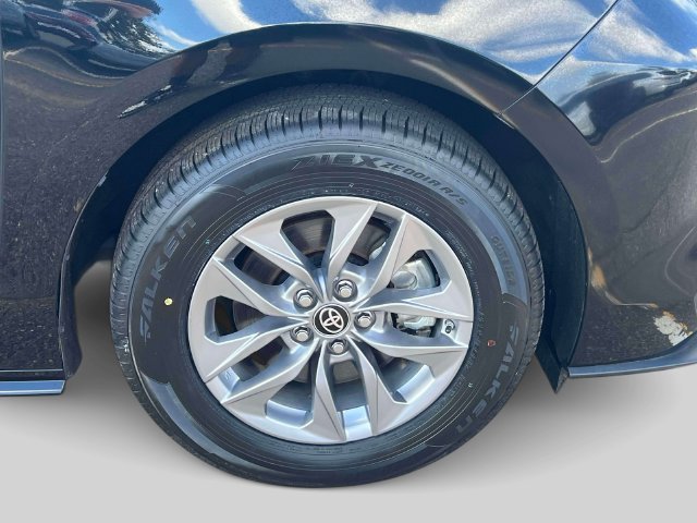 Used 2025 Toyota Sienna XLE FWD image 14