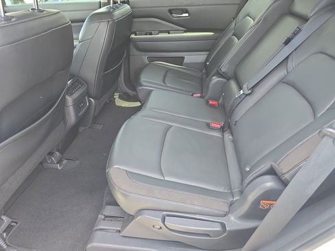 Used 2022 Nissan Pathfinder SL FWD image 17