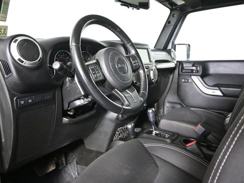 Used 2018 Jeep Wrangler Unlimited Rubicon w/ Dual Top Group AWD/4WD image 25