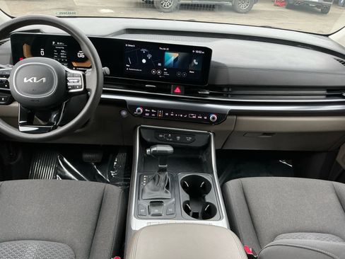 Used 2025 Kia Carnival LX image 15