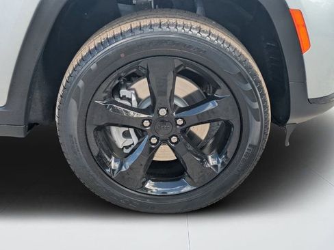 New 2025 Jeep Grand Cherokee L Limited w/ Black Appearance Package AWD/4WD image 9