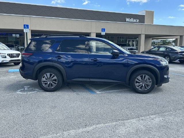 Used 2025 Nissan Pathfinder SV FWD image 5