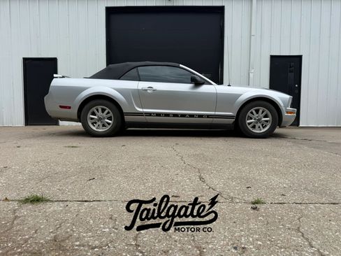Used 2007 Ford Mustang Convertible RWD image 1