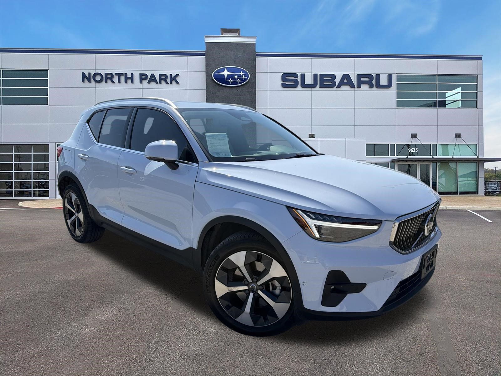 Used 2025 Volvo XC40 B5 Plus AWD/4WD image 1