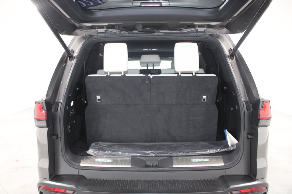Used 2024 Lexus LX 600 4WD w/ Luxury Package image 16