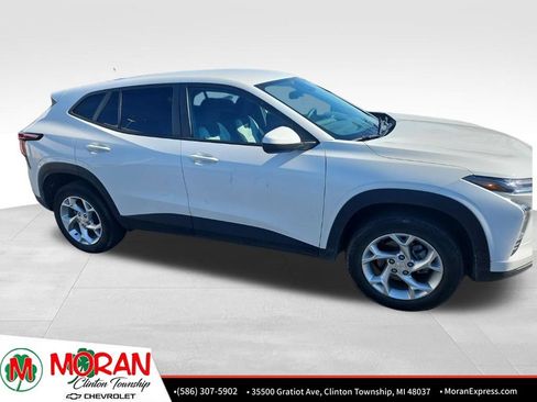 Used 2024 Chevrolet Trax LS w/ LS Convenience Package FWD image 2