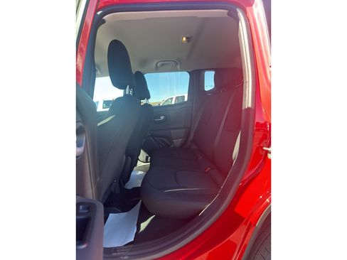 Used 2023 Jeep Renegade Latitude image 12