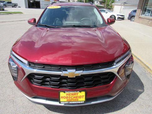 Used 2025 Chevrolet Trax LT FWD image 2