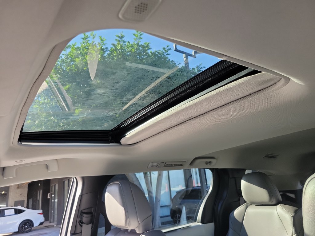 Used 2025 Toyota Sienna XLE FWD image 4