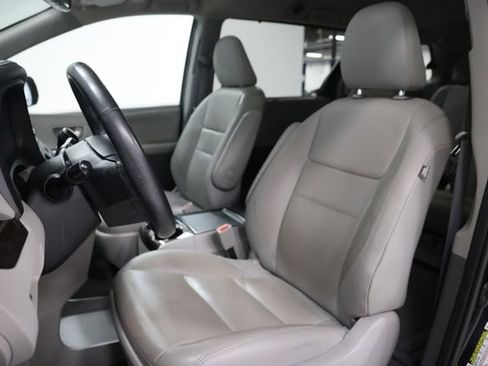 Used 2020 Toyota Sienna XLE w/ XLE Navigation Package FWD image 17
