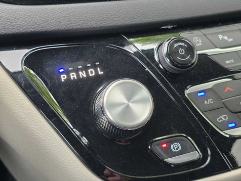 Used 2024 Chrysler Pacifica Touring-L FWD image 36
