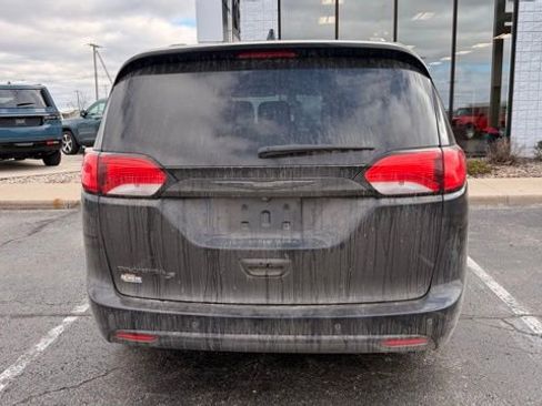 Used 2019 Chrysler Pacifica Touring-L w/ S Appearance Package image 4