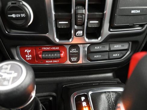 Certified 2025 Jeep Wrangler Unlimited Rubicon w/ Technology Group image 26