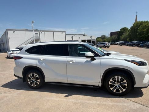 Used 2021 Toyota Highlander XLE FWD image 3