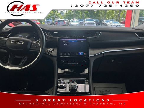 Used 2023 Jeep Grand Cherokee Limited w/ Black Appearance Package AWD/4WD image 15