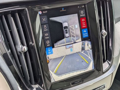 Used 2025 Volvo V60 B5 Cross Country Plus image 23