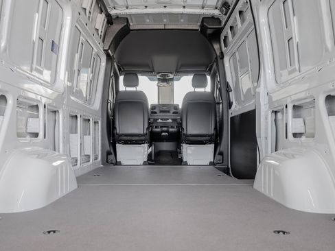 Used 2025 Mercedes-Benz Sprinter 2500 image 34