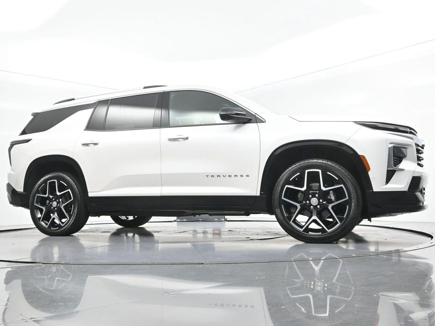 Used 2025 Chevrolet Traverse High Country FWD image 49